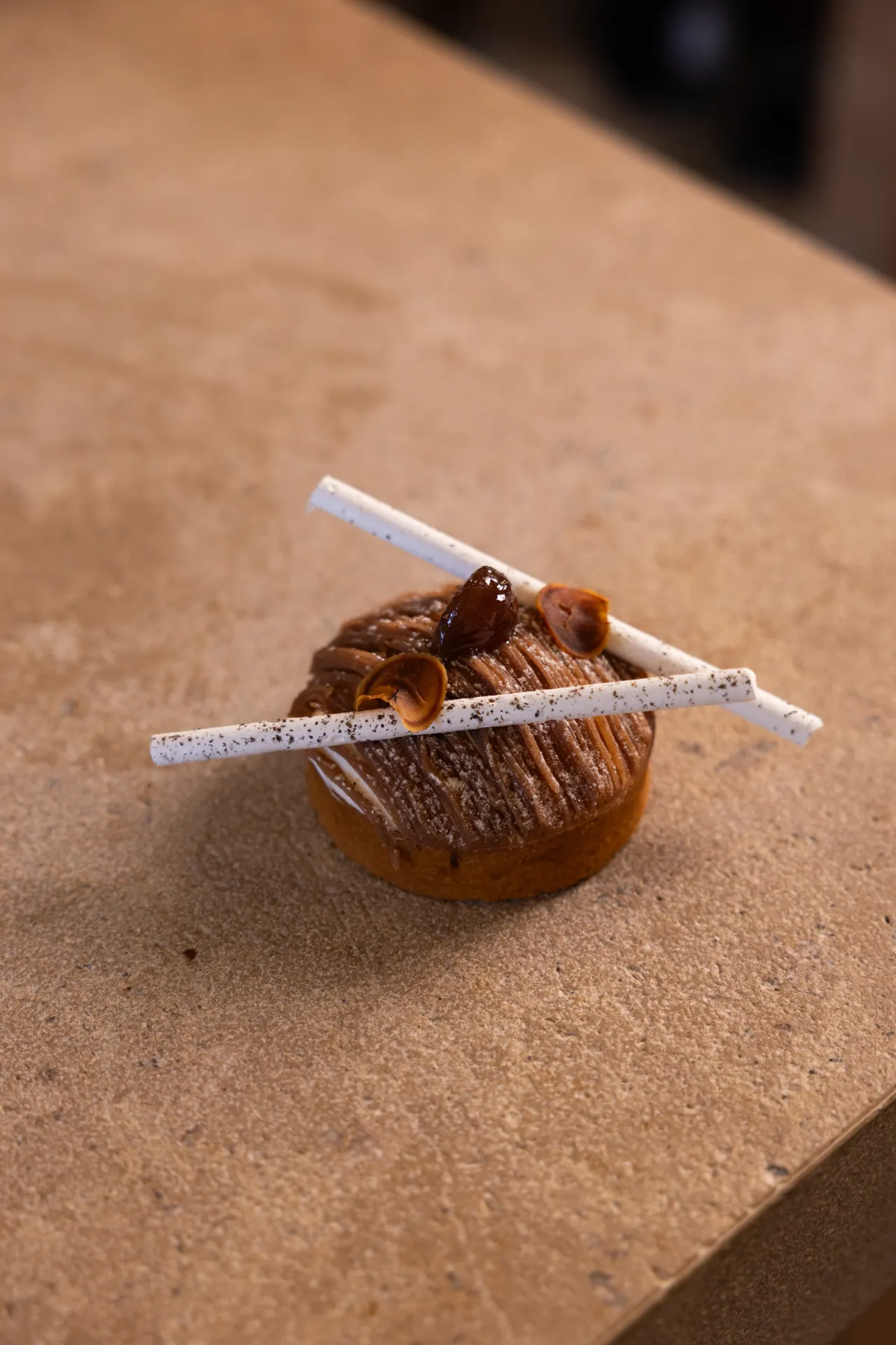 Tarte Façon Mont Blanc, Châtaigne, Cassis et Myrtille Sauvage